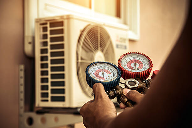 Professional Hvac technician working in Glencoe, FL